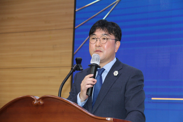 정례회에서 인사말을 하는 황천순 충남시군의장협의회장