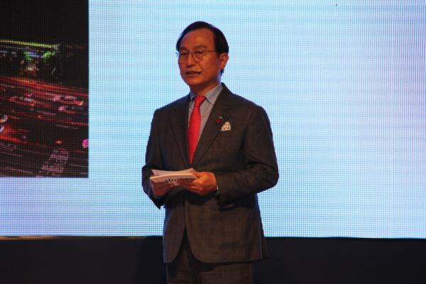 북콘서트에서 인사말을 하는 박상돈 천안시장