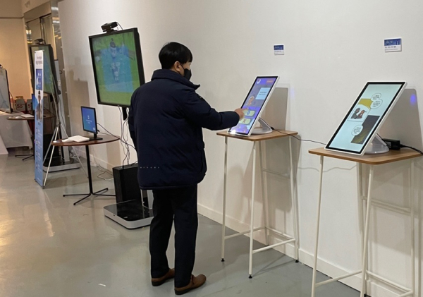 지난 16일 오후 대전근현대사전시관 1층 웹툰캠퍼스 갤러리에서 한 관람객이 전시물을 살펴보고 있다.