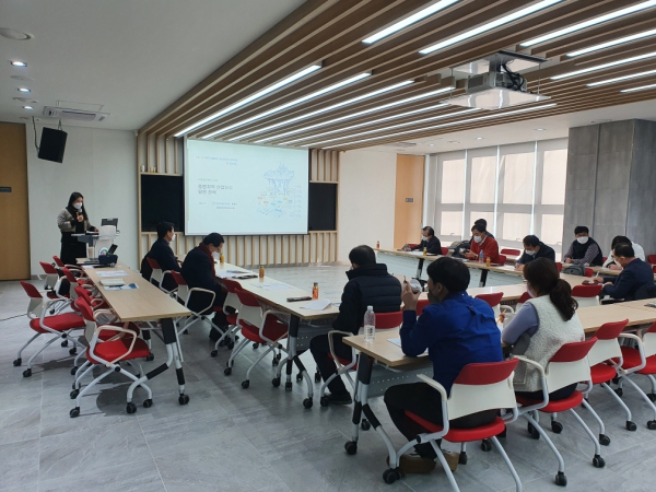 지난 14일 브라운백 세미나 발표 및 토론 장면