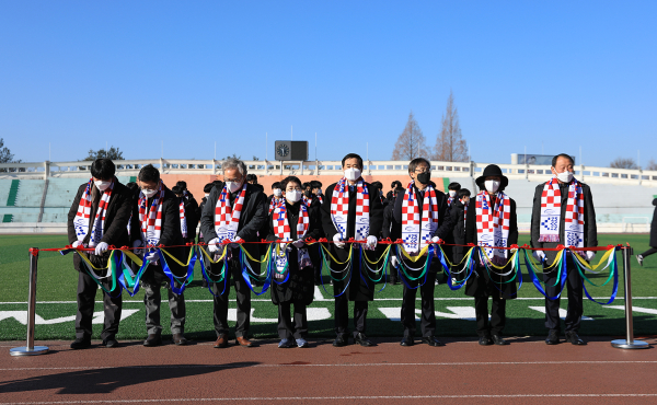 한남대 운동장 잔디교체공사 준공식에서 이광섭 총장(우측 네번째)와 박정현 대덕구청장(좌측 네번째) 등이 테이프커팅을 하고 있다.