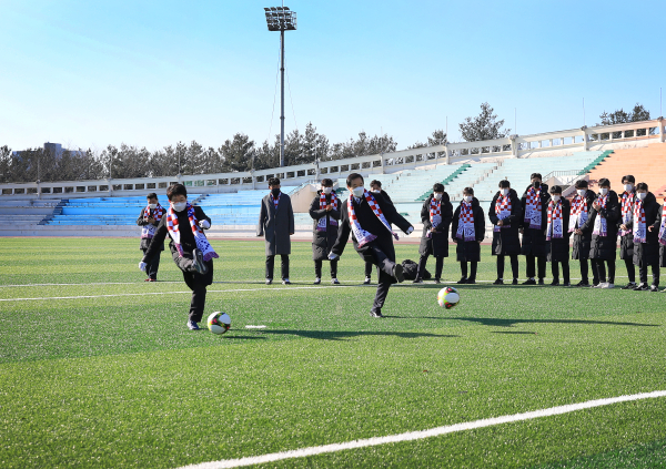 한남대 운동장 잔디교체공사 준공식에서 이광섭 총장(오른쪽)와 박정현 대덕구청장(왼쪽)이 대표로 시축을 하고 있다.