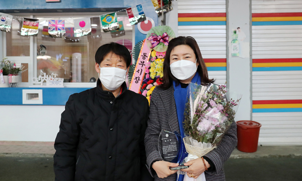 이경화 의원, 동부시장상인회 감사패 수상 모습