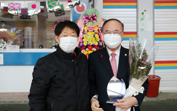 조동식 의원, 동부시장상인회 감사패 수상 모습