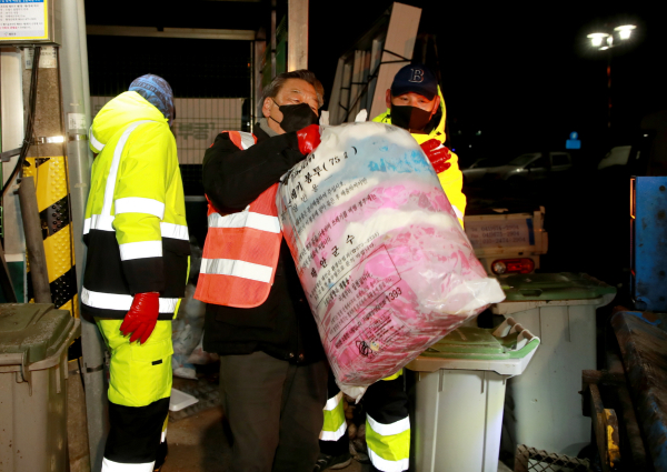 가세로 군수 환경미화원 체험 모습.