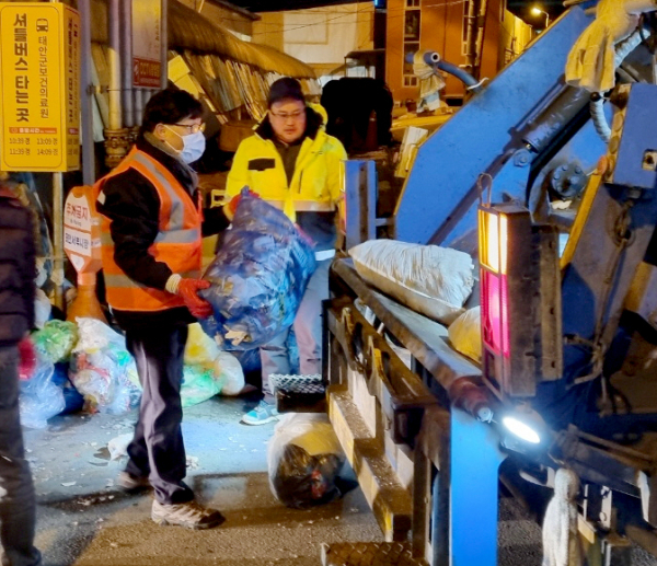 ​최군노 부군수 환경미화원 체험 모습.​