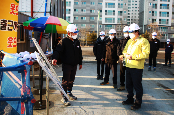 맹정호 서산시장이 21일 테크노밸리영무예다음아파트 신축공사 현장을 방문해 안전구조물 등 공사관리 실태를 보고받는 모습