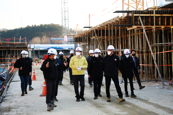 맹정호 서산시장이 21일 테크노밸리영무예다음아파트 신축공사 현장을 방문해 안전구조물 등 공사관리 실태를 보고받는 모습