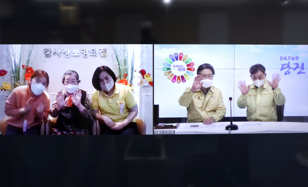 설맞이 요양원 입소어르신 비대면 위문 모습