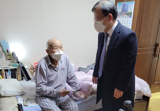 (좌측) 6·25 참전유공자 권○철 어르신, (우측) 황원채 대전지방보훈청장