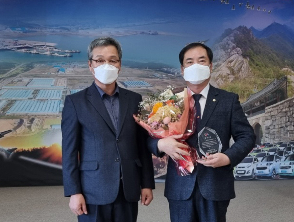 안효돈 의원 감사패 수상 모습