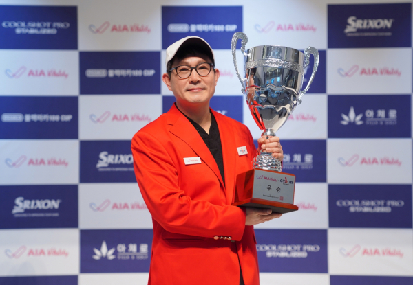 ‘2022 AIA 바이탈리티 GTOUR 남자대회 1차 결선 시상식에서 우승자 박태석이 우승 기념 포즈를 취하고 있다