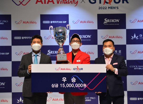 ‘2022 AIA 바이탈리티 GTOUR 남자대회 1차 결선 시상식에서 (왼쪽부터) 골프존 박강수 대표이사, 우승자 박태석, AIA 바이탈리티 피터 정 대표이사가 기념 촬영