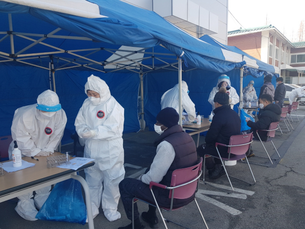 코로나19 선별진료소 검사 장면