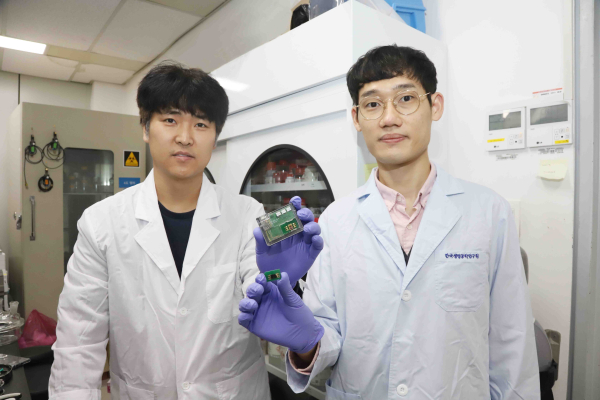 (좌)권오석 박사, (우)김경호 박사과정생