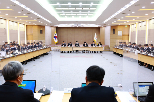 맹정호 서산시장이 24일 시청 대회의실에서 열린 확대간부회의를 주재하는 모습