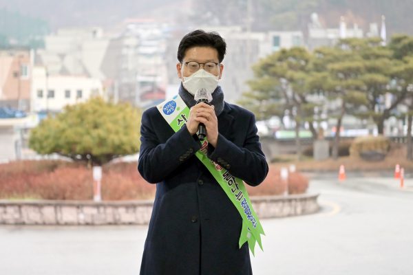 설 명절 청렴캠페인을 진행하고 있는 김정섭 시장