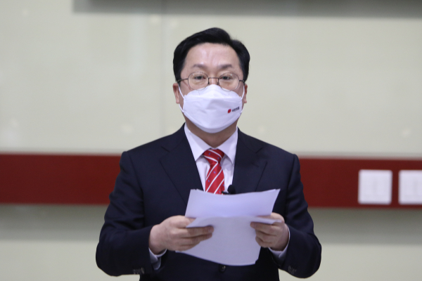 이장우 전 의원이 25일 대전시장 출마를 선언하고 있다.