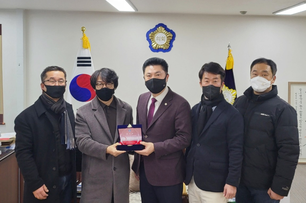 대전 중구의회 김연수 의장, 은행동상점가상인회로부터 감사패 수상 모습