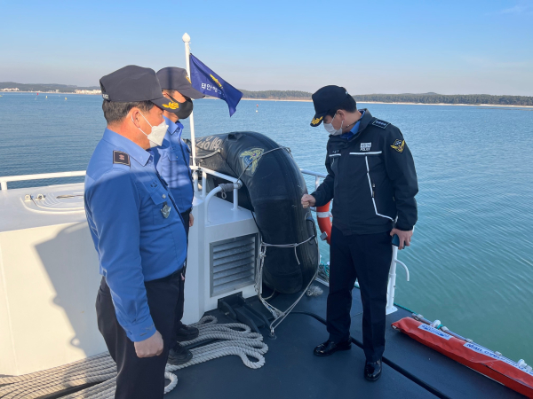 현장 특별점검에 나선 김석진 태안해경서장(맨 오른쪽) 사진=태안해양경찰서 제공