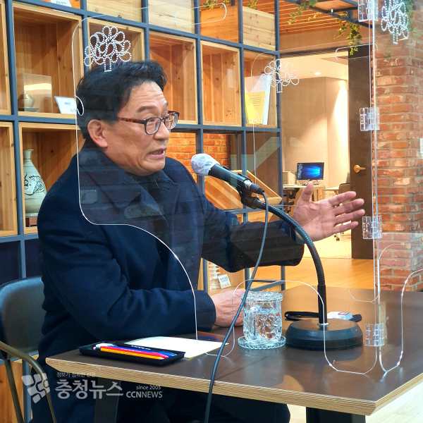 박찬주 전 육군대장이 26일 충남도청 프레스센터에서 기자간담회를 하고 있다/이성엽 기자
