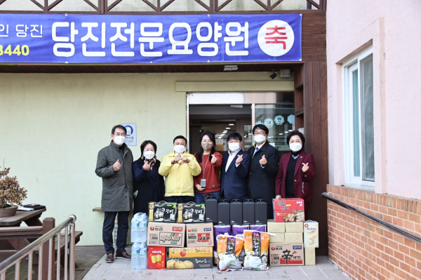 당진시의회(의장 최창용) 의원들이 사회복지시설을 방문해 따뜻한 이웃사랑을실천하고 있다.