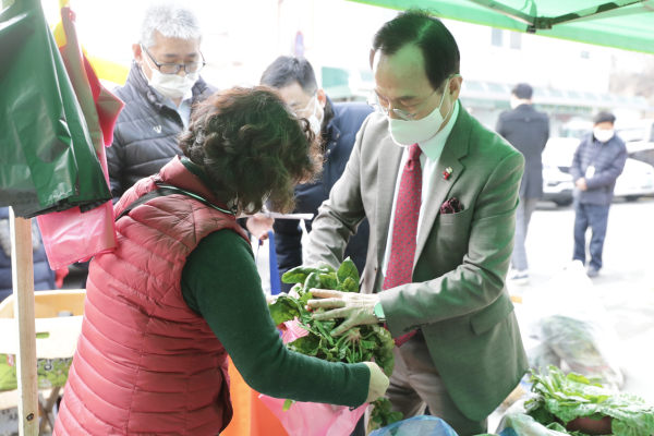 병천시장에서 장보기를 하는 박상돈 천안시장