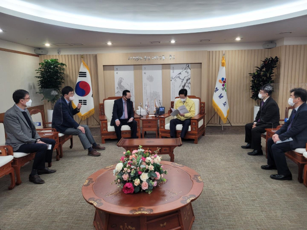 박대환 천안시 건설교통국장(가운데 왼쪽)이 양승조 충남도지사(가운데 오른쪽)에게 도비 확보가 시급한 현안 사업을 설명하고 있다.