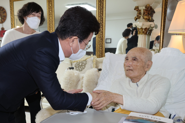 허태정 대전시장은 설 명절을 앞두고 이일남 애국지사를 위문했다.