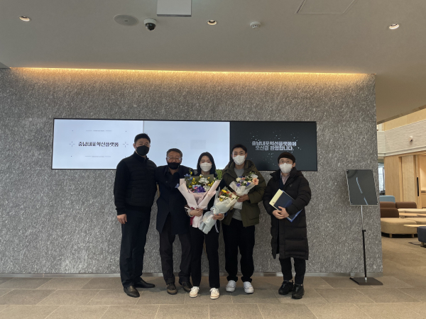 최우수상 기념사진을 찍는 곽다연 지도자와 관계자들