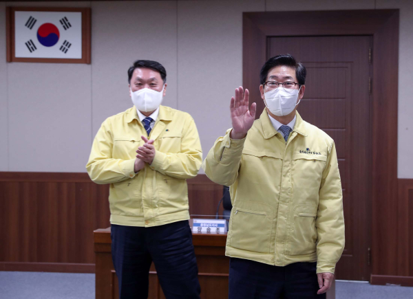 양승조 충남지사가 27일 논산시청을 방문, 직원들을 격려했다./충남도 제공