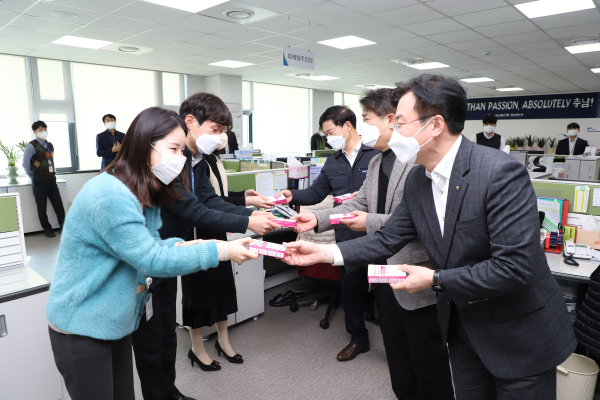 이종욱 충남세종농협본부장(오른쪽 앞), 이기범 충남세종노조위원장(오른쪽 가운데), 여운철 농협은행충남본부장(오른쪽 뒤)이 설명절 이후 코로나19 확산 방지를 위한 자가검사키트를 직원들에게 전달하고 있다.