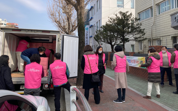 대한노인회 영주시지회 직원들이 비대면 프로그램 물품을 옮기고 있다.