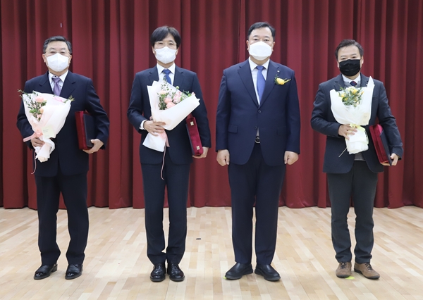 (왼쪽부터) KRIBB 상 우수상 유권 박사, 대상 김용삼 박사, 김장성 원장, 우수상 이규선 박사