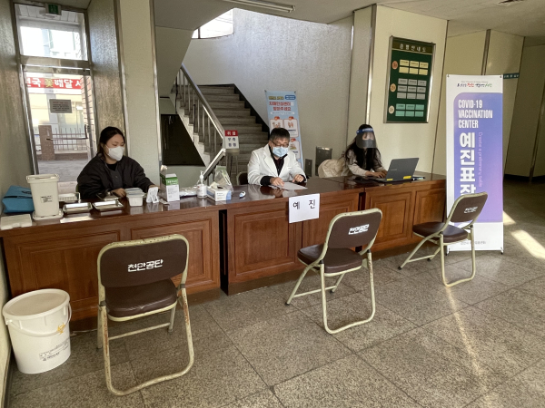 '찾아가는 방문접종팀'이 천안2산단에서 외국인 근로자들에게 코로나19 예방접종을 하고 있다
