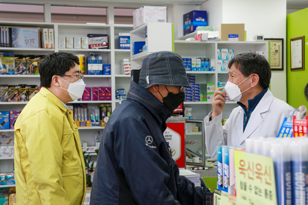 맹정호 서산시장이 28일 큰사랑건강약국을 방문해 처방의약품 전달체계를 점검하고 약국 관계자를 격려하는 모습