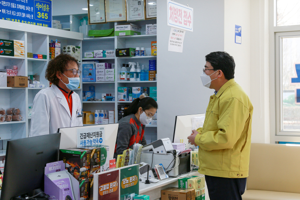 맹정호 서산시장이 28일 정문약국을 방문해 처방의약품 전달체계를 점검하고 약국 관계자를 격려하는 모습