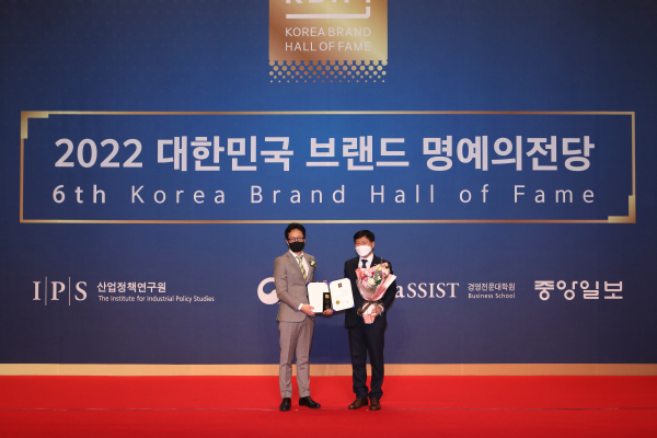 김종성 서부발전 발전처장(오른쪽)과  정재학 대한민국 브랜드 명예의 전당 심사위원장(서강대학교 경영대학 교수)