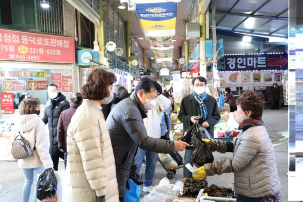 전통시장 찾은 복기왕 위원장