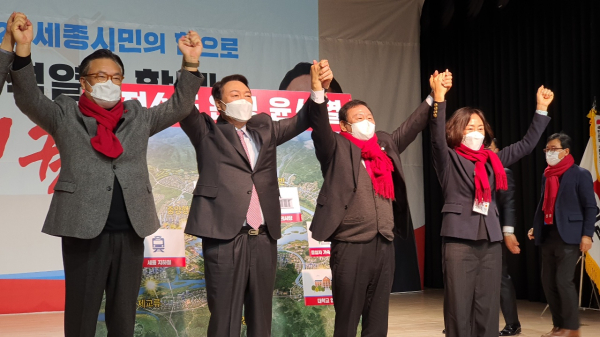 좌로부터 정진석 부의장, 윤석열 후보, 최민호 촐괄 위원장, 김복열 선대위원장