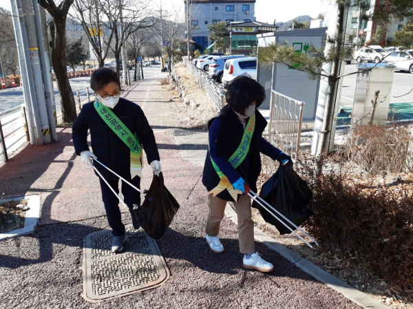 설 연휴동안 뿌리공원에서 봉사활동을 진행한 중구청 공무원
