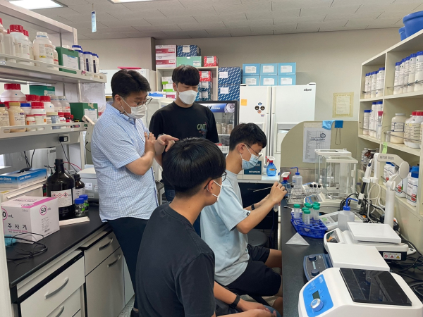 목원대 미생물생명공학과 실험실에서 이봉수 교수(왼쪽)가 대덕고 학생들의 실험을 지도하고 있다.