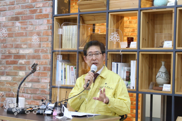 양승조 충남지사가 3일 이재명 대선후보의 육사 안동 이전 공약과 관련, 기자회견을 하고 있다./이성엽 기자