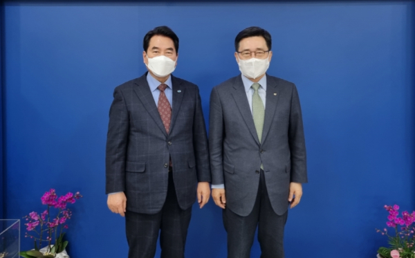 김춘진 한국농수산식품유통공사 사장(우측), 백군기 용인시장(좌측)