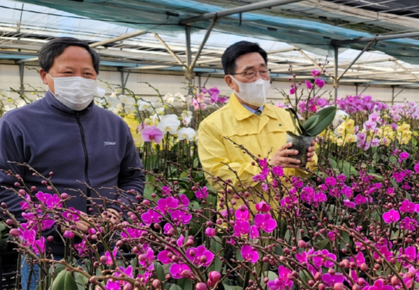 김춘진 한국농수산식품유통공사 사장(우측), 박승동 센트럴팜 대표(좌측)