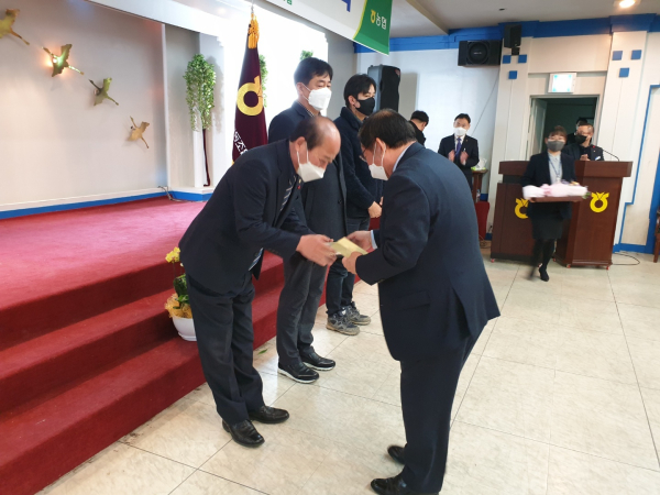 감사패를 수상하는 육종영 천안시의원(왼쪽)