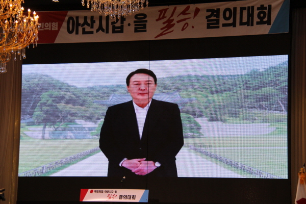 인사말을 전하는 AI 윤석열 후보