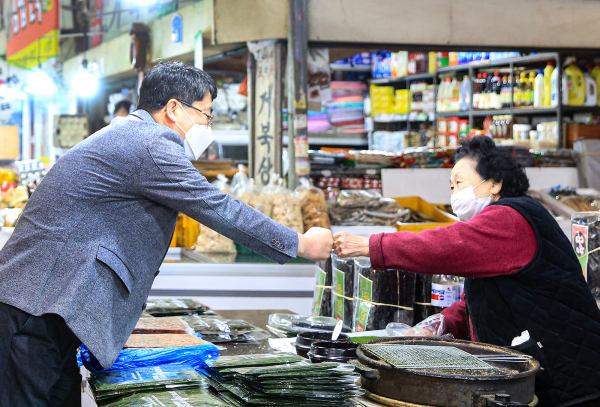 맹정호 서산시장이 지난해 2월 서산동부전통시장을 방문해 상인들을 격려하는 모습