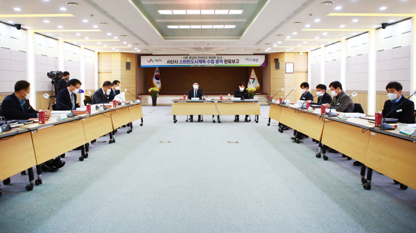 맹정호 서산시장이 8일 시청 대회의실에서 열린 서산시 스마트도시계획 수립 용역 완료보고회를 주재하는 모습