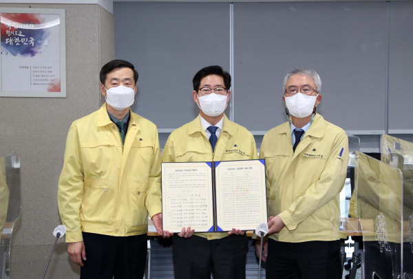 양승조 충남지사는 8일 21명의 실국원장 및 직속부서장으로부터 직무성과 계약서를 전달받고 최종 서명했다./충남도 제공